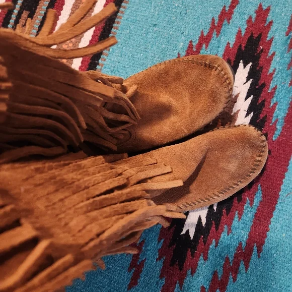Minnetonka 3 Layer Fringe Moccasin Boots - Picture 8 of 9